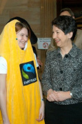 v.li. Veranstaltungsteilnehmerin in Fair Trade Bananenverkleidung im Gespräch mit Barbara Prammer.