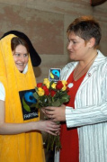 v.li. Veranstaltungsteilnehmerin in Fair-Trade Bananenverkleidung im Gespräch mit Petra Bayr.