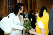 v.li. Eva Glawischnig-Piesczek im Gespräch mit einer Veranstaltungsteilnehmerin in Fair Trade Bananenverkleidung.