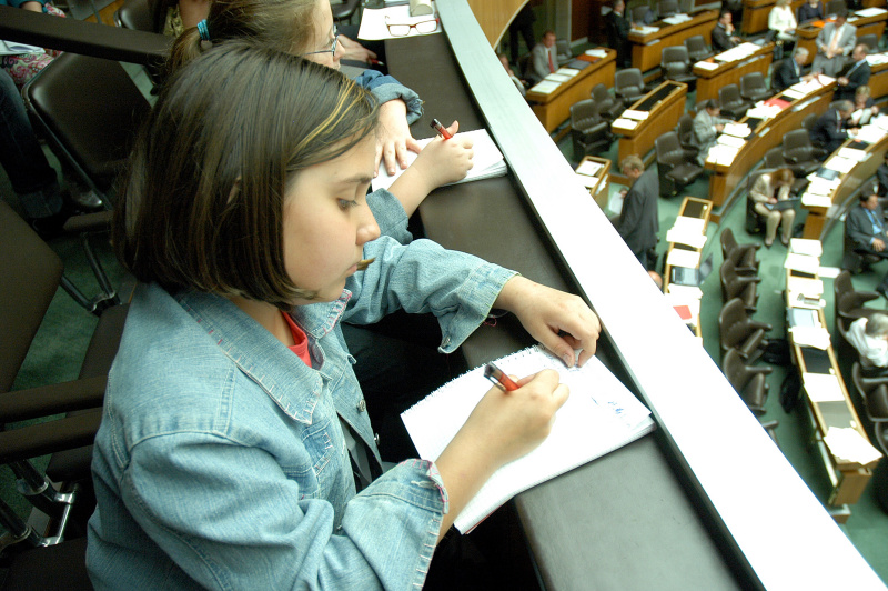 Töchter hören sich die Budgetsitzung an