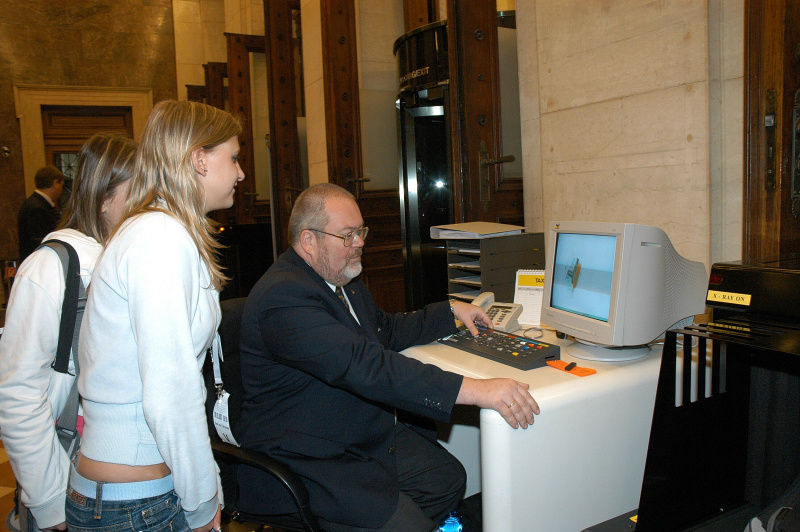 Töchter bei der Scannerstrasse mit Parlamentsmitarbeitern