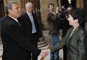 v.li. der Außenminister der Palästinensischen Nationalen Administration Dr. Ziad Abu-Amr begrüßt Barbara Prammer.