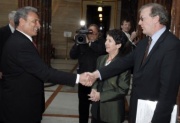 v.li. der Außenminister der Palästinensischen Nationalen Administration Dr. Ziad Abu-Amr begrüßt Caspar Einem, daneben Barbara Prammer.