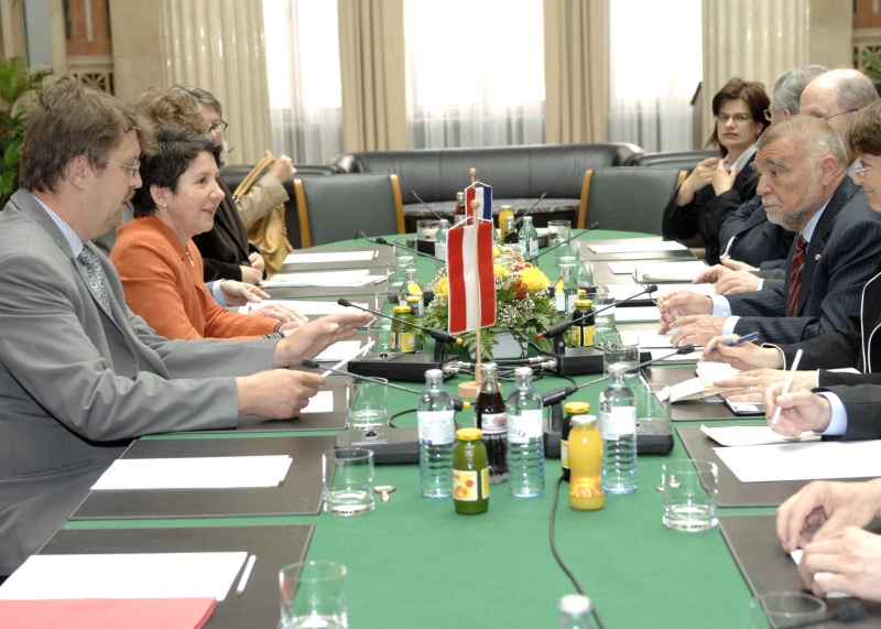 v.li. Franjo Camba - Dolmetscher, Barbara Prammer, Veranstaltungsteilnehmer, Stjepan Mesic (kroatischer Staatspräsident).