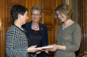 v.li. Barbara Prammer, Rubina Möhring (Präsidentin Reporter ohne Grenzen Österreich), Preisträgerin Svetlana Vukovic