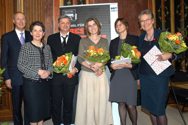 v.li. Wolfgang Ruttenstorfer (Generaldirektor OMV), Barbara Prammer, Preisträger Migjen Kelmendi, Journalist aus Prishtina/Kosovo, Preisträgerin Svetlana Vukovic, Preisträger Svetlana Lukic, Journalistinnen aus Belgrad, Rubina Möhring (Präsidentin Reporter ohne Grenzen Österreich).