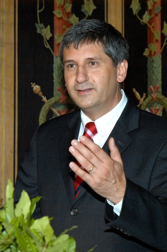 Michael Spindelegger (2. Präsident des Nationalrates) am Rednerpult
