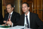 v.li. Karl Mayrhofer (Senatspräsident des OGH), Moderator Adrian Eugen Hollaender (Leiter des Zentrums für Rechtsforschung).