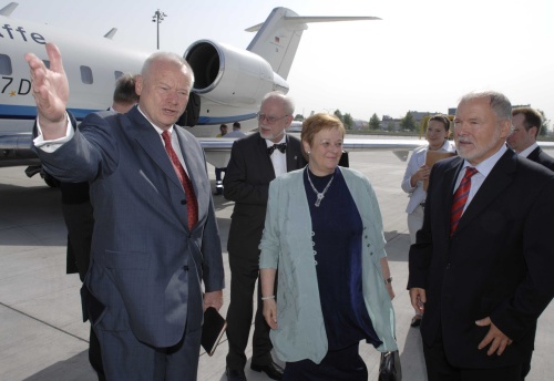 v.li. Veranstaltungsteilnehmer, Anna-Elisabeth Haselbach, Julia Krejcik, Harald Ringstorff (deutscher Bundesratspräsident). Flugzeug im Hintergrund.
