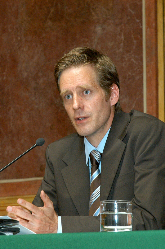 Kai Jan Krainer am Mikrofon.