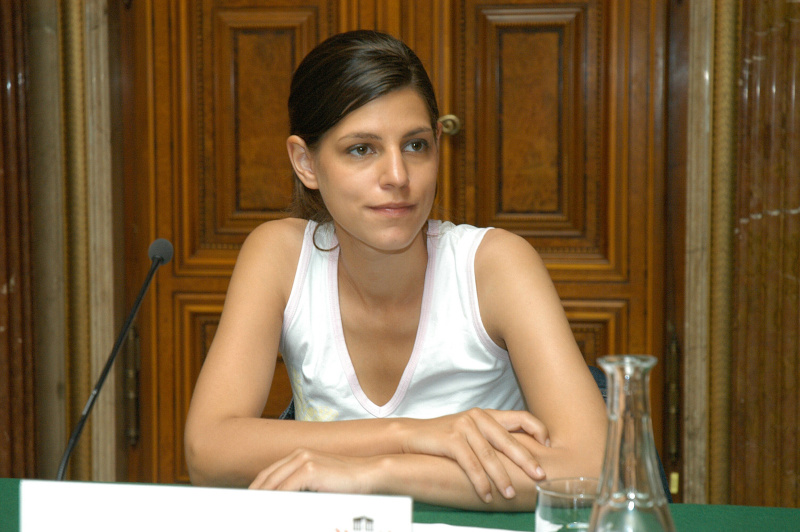 Laura Rudas am Mikrofon.