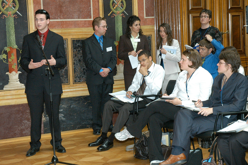 Blick in Richtung Veranstaltungsteilnehmer - US-Amerikanische Studenten. Ein Veranstaltungsteilnehmer am Mikrofon.