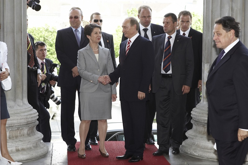 v.li. Barbara Prammer, Vladimir Putin, Delegation und Fotografen im Hintergrund.