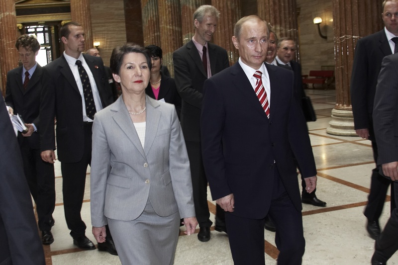 v.li. Barbara Prammer, Vladimir Putin, Delegation und Fotografen im Hintergrund.