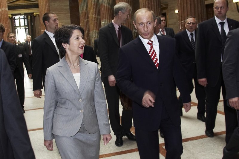 v.li. Barbara Prammer, Vladimir Putin, Delegation und Fotografen im Hintergrund.