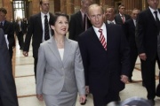 v.li. Barbara Prammer, Vladimir Putin, Delegation und Fotografen im Hintergrund.