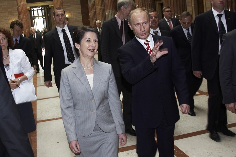 v.li. Barbara Prammer, Vladimir Putin, Delegation und Fotografen im Hintergrund.