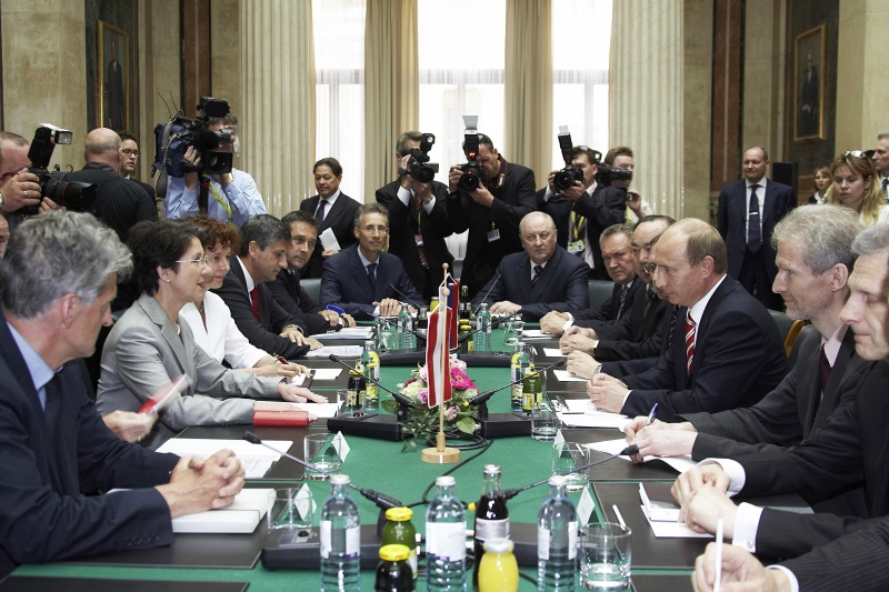v.li. Josef Cap, Barbara Prammer, Veranstaltungsteilnehmer, Michael Spindelegger, Heinz-Christian Strache, Georg Posch, Veranstaltungsteilnehmer, Vladimir Putin, Veranstaltungsteilnehmer.