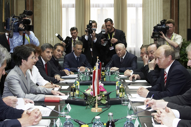 v.li. Josef Cap, Barbara Prammer, Sitzungsteilnehmerin, Michael Spindelegger, Heinz-Christian Strache, Georg Posch, russische Delegation.