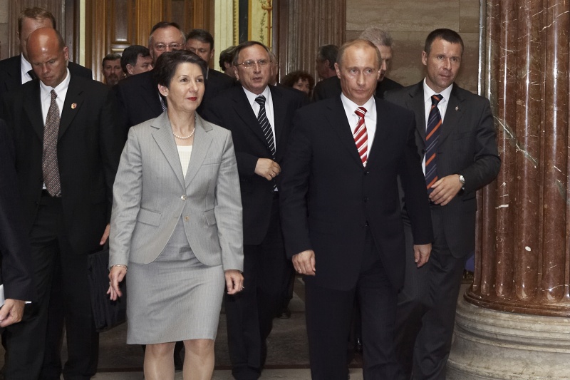 v.li. Barbara Prammer, Vladimir Putin mit Delegation.
