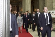 v.li. Barbara Prammer, Vladimir Putin mit Delegation.