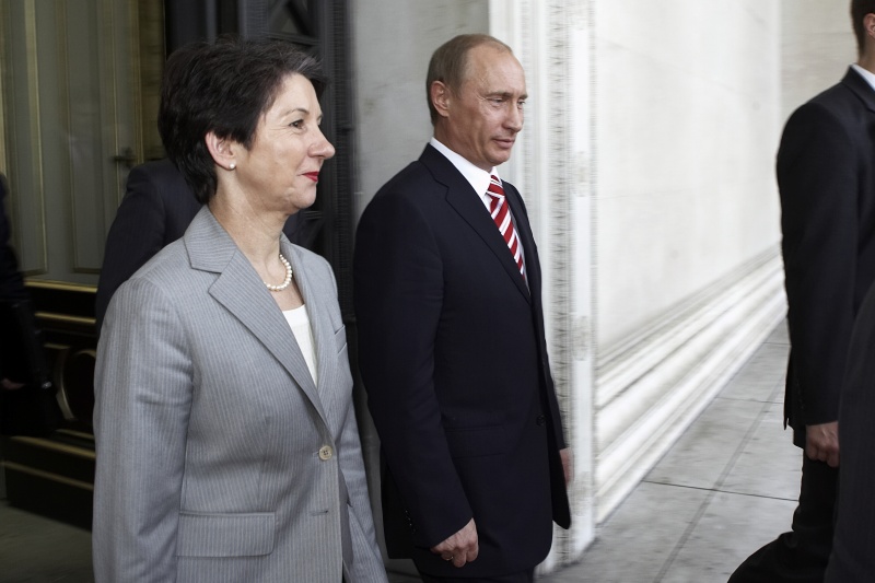 v.li. Barbara Prammer, Vladimir Putin mit Delegation.
