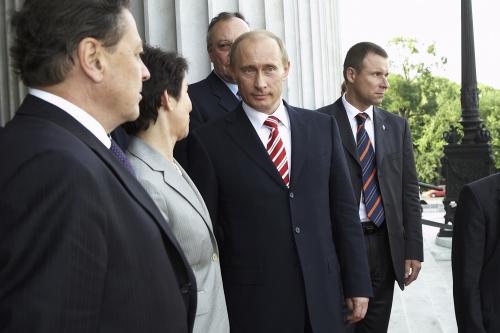 v.li. Barbara Prammer, Vladimir Putin mit Delegation.