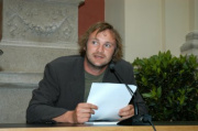 Der Schriftsteller Clemens Berger am Rednerpult.