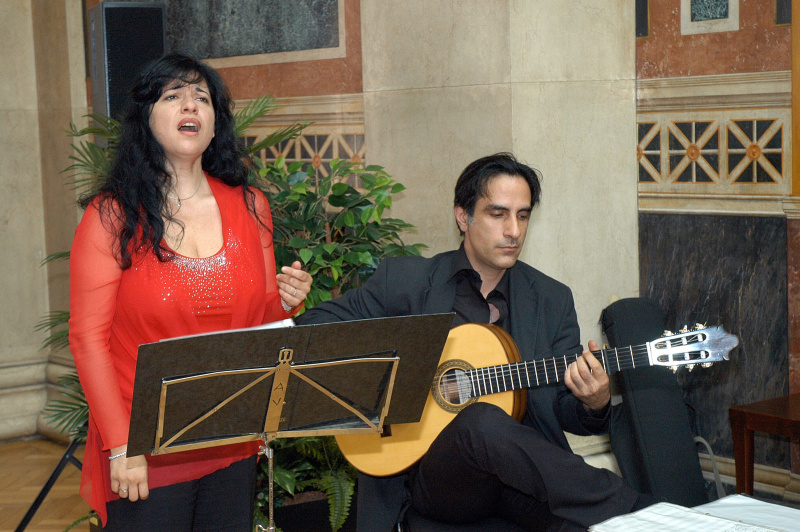 Musikalische Umrahmung: Loukia Agapiou (Sängerin) und Antonis Vounlakous (Gitarrist)