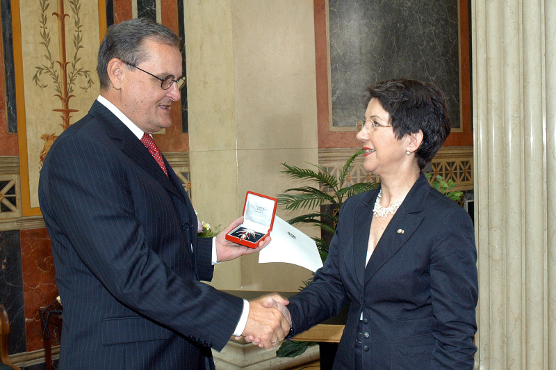v.li. Dr. Erich Andrlik (Direktor des Fonds Wiener Institut für Entwicklungsfragen und Zusammenarbeit), Barbara Prammer.