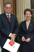 v.li. Dr. Erich Andrlik (Direktor des Fonds Wiener Institut für Entwicklungsfragen und Zusammenarbeit), Barbara Prammer.