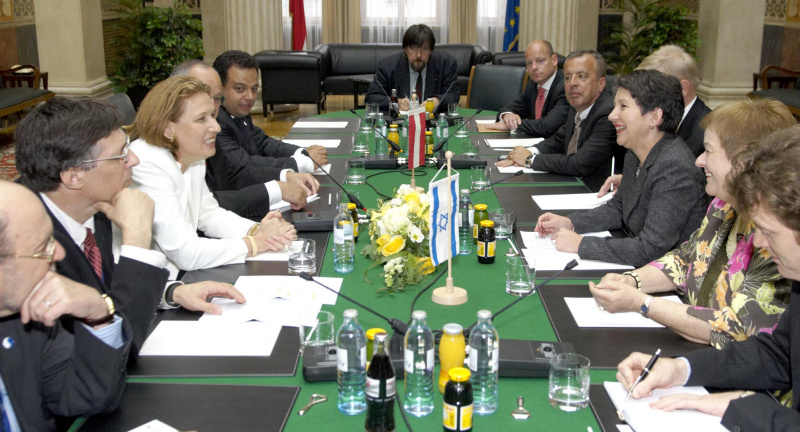 v.li. zwei israelische Delegierte, die israelische Außenministerin Tzipi Livni, zwei israelische Delegierte, vis à vis der außenpolitische Berater der NR-Präsidentin Helfried Carl, Anna Elisabeth Haselbach, Barbara Prammer, der Vorsitzende der parlamentarischen Freundschaftsgruppe Österreich-Israel Franz Morak, Joseph Wirnsperger, Lukas Mussi, Andreas Pittler.