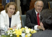 v.li. die israelische Außenministerin Tzipi Livni, ein israelischer Delegierter, vis à vis Barbara Prammer.