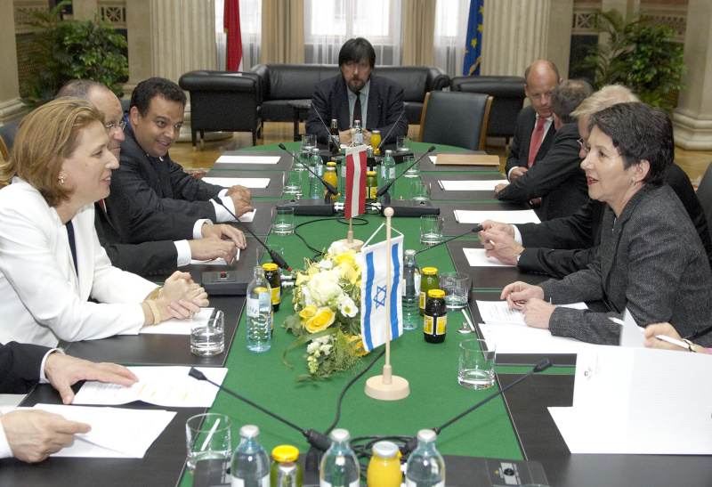 v.li. die israelische Außenministerin Tzipi Livni mit Delegation, vis à vis Barbara Prammer, der Vorsitzende der parlamentarischen Freundschaftsgruppe Österreich-Israel Franz Morak, Alexis Wirnsperger, Lukas Mussi, Andreas Pittler.