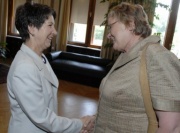 v.li. Barbara Prammer begrüßt die Präsidentin des estnischen Parlaments (Riigikogu) Dr. Ene Ergma.