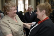 v.li. die Präsidentin des estnischen Parlaments (Riigikogu) Dr. Ene Ergma im Gespräch mit Anna Elisabeth Haselbach.