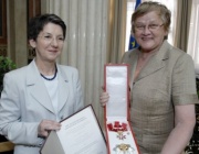 v.li. Barbara Prammer, die Präsidentin des estnischen Parlaments (Riigikogu) Dr. Ene Ergma mit ihrer Auszeichnung.