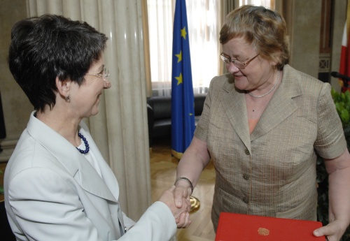 v.li. Barbara Prammer gratuliert der Präsidentin des estnischen Parlaments (Riigikogu) Dr. Ene Ergma zu ihrer Auszeichnung.