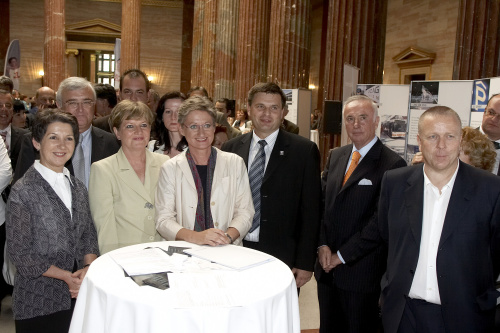 v.li. Barbara Prammer, Franz Dobusch (Bürgermeister von Linz), Katalin Szili (Präsidentin der ungarischen Nationalversammlung), Claudia Schmied, Veranstaltungsteilnehmer, Martin Heller (Intendant Linz 2009).