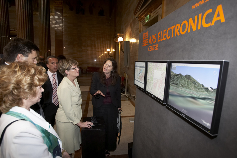 v.li. Veranstaltungsteilnehmer, Katalin Szili, Veranstaltungsteilnehmer.