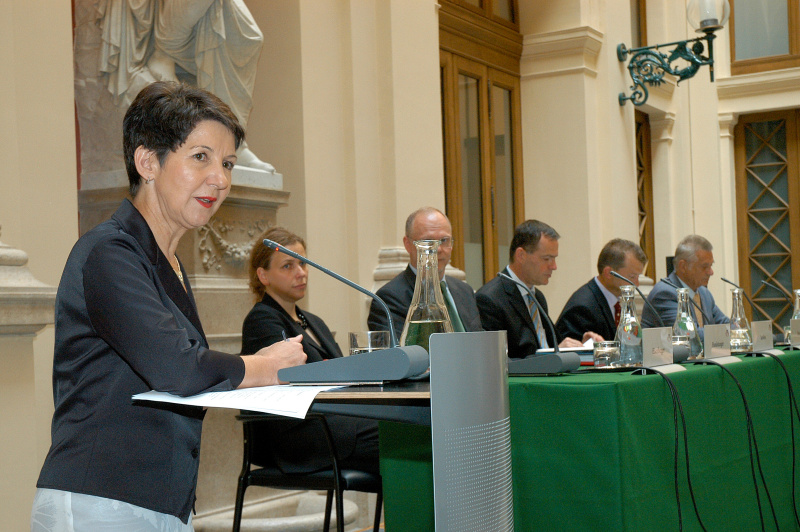 v.li. Barbara Prammer am Rednerpult, Dr. Iris Eisenberger von der Universität Wien, Hofrat des Verwaltungsgerichtshofs Dr. Meinrad Handstanger, Johannes Jarolim, ao. Univ.-Prof.Mag.Dr. Gerhard Strejcek, em.o.Univ.-Prof.Dr.iur.DDr.h.c. Werner Ogris.