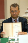 ao. Univ.-Prof.Mag.Dr. Gerhard Strejcek von der Universität Wien am Mikrofon.