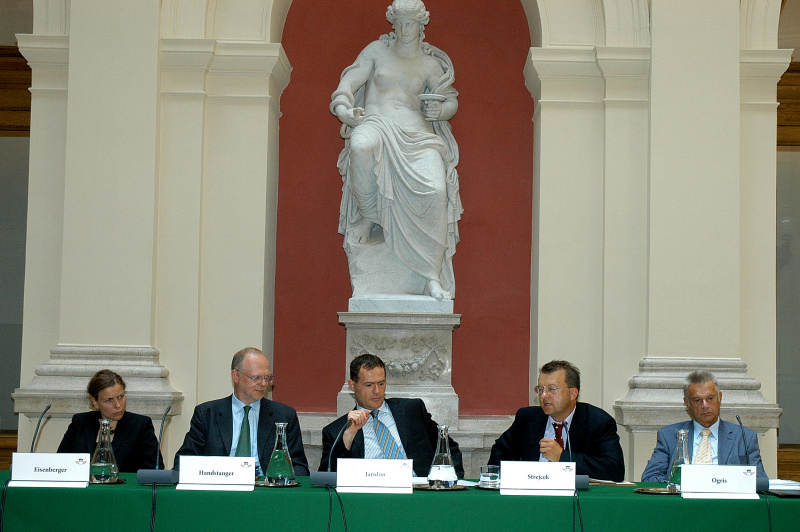 v.li. Dr. Iris Eisenberger von der Universität Wien, Hofrat des Verwaltungsgerichtshofs Dr. Meinrad Handstanger, Johannes Jarolim, ao. Univ.-Prof.Mag.Dr. Gerhard Strejcek, em.o.Univ.-Prof.Dr.iur.DDr.h.c. Werner Ogris, am Podium.