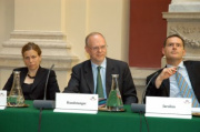 v.li. Dr. Iris Eisenberger von der Universität Wien, Hofrat des Verwaltungsgerichtshofs Dr. Meinrad Handstanger, Johannes Jarolim.