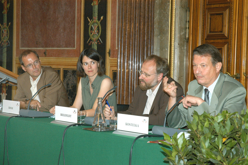 v.li. Hannes Tretter (Ludwig Boltzmann Institut für Menschenrechte, Elisabeth Ebner (Generalsekretärin der österreichischen Liga für Menschenrechte, Heiner Bielefeldt (Direktor des Deutschen Menschenrechtsinstituts), Peter Kostelka.