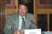 Volksanwalt Dr. Peter Kostelka am Podium.