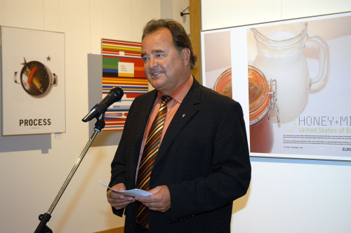 Manfred Gruber am Mikrofon.