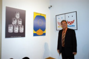 Manfred Gruber betrachtet Ausstellungsobjekte.