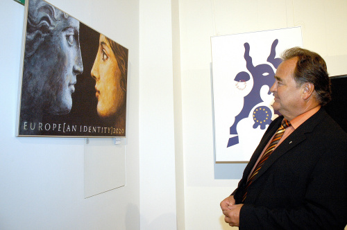 Manfred Gruber betrachtet Ausstellungsobjekte.