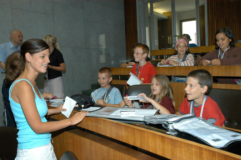 v.li. Laura Rudas, Schüler.